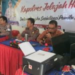 Kasium Polres Tapsel, Iptu Heri Sugiro, dan lainnya, di sela gerakan Kapolres Jelajah Huta