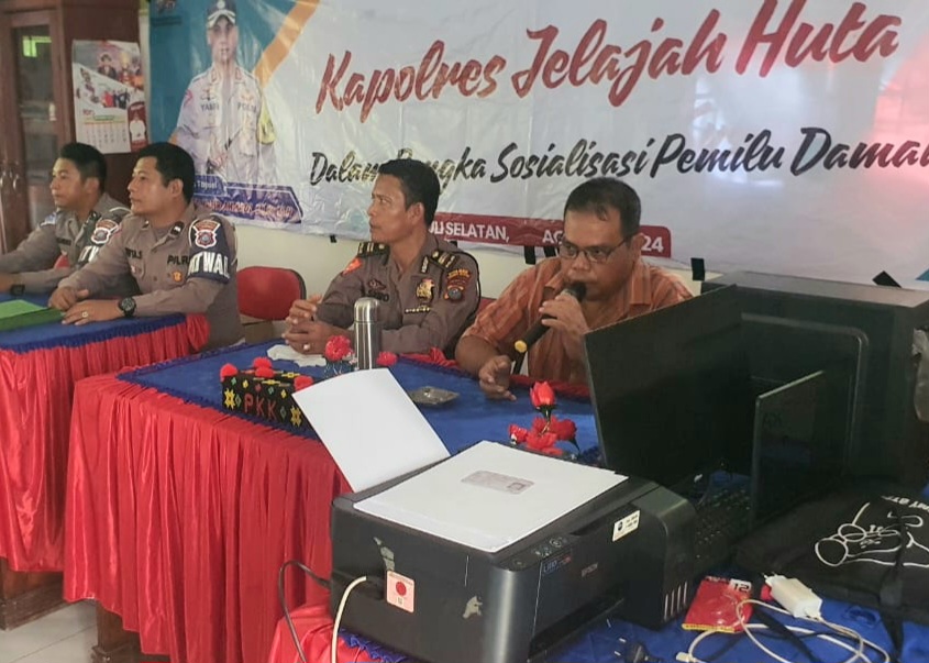 Kasium Polres Tapsel, Iptu Heri Sugiro, dan lainnya, di sela gerakan Kapolres Jelajah Huta