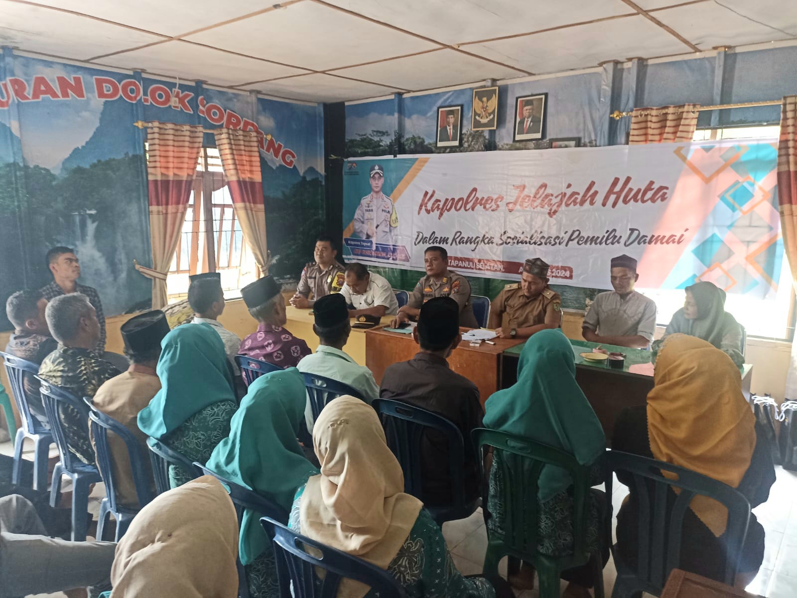 Kasiwas Polres Tapsel, AKP Ismaya, didampingi Kanit I Sat Intelkam, Iptu Titus Dwioko, saat memberi arahan di sela gerakan Kapolres Jelajah Huta