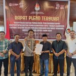 Kapolsek Sipirok, Iptu PM Siboro, dan Ketua KPU Tapsel, Zulhajji Siregar, bersama Komisioner lainnya, saat rapat pleno rekapitulasi DPS tingkat Kabupaten