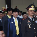 Kapolres Tapsel, AKBP Yasir Ahmadi, bersama Ketua DPRD sementara, Rahmat Nasution, Wakil Ketua DPRD sementara, Abdul Basith Dalimunthe, dan anggota DPRD terpilih lainnya di sela prosesi pelantikan dan pengambilan sumpah/janji jabatan