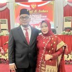 Anggota DPRD Kota Padangsidimpuan terpilih dari PDI Perjuangan, M Fajar Dalimunthe (kiri) dan istri, Linda Ewi Diana (kanan), berfoto bersama usai pengambilan sumpah/janji jabatan sebagai anggota legislatif periode 2024-2029