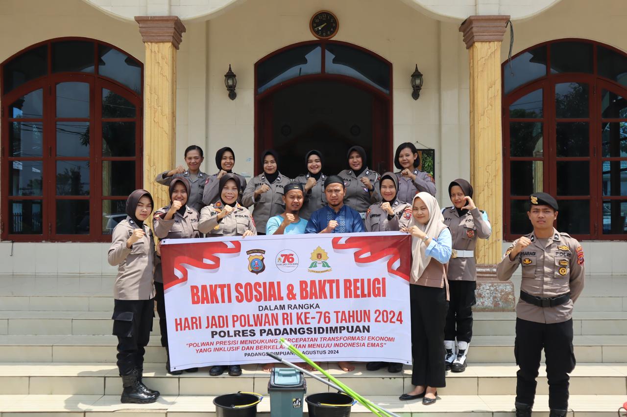 Kapolsek Hutaimbaru, AKP Ida Meri, dan lainnya saat menggelar Bhakti Religi di Masjid At Taubah Sabungan Jae