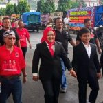 Anggota DPRD Kota Padangsidimpuan terpilih periode 2024-2029 dari PDI Perjuangan, Saripah Hanum Lubis (hijab dan dasi merah), saat diarak ratusan keluarga, kader, dan pendukung, dengan alunan musik gondang menuju Kantor Parlemen daerah, guna mengikuti rapat paripurna pengambilan sumpah/janji jabatan sebagai wakil rakyat