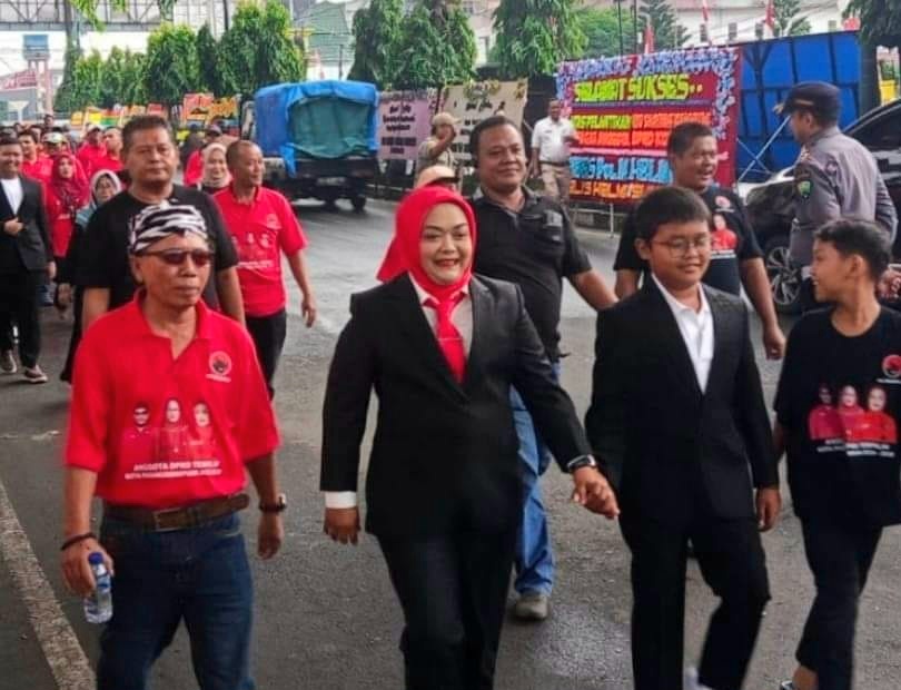 Anggota DPRD Kota Padangsidimpuan terpilih periode 2024-2029 dari PDI Perjuangan, Saripah Hanum Lubis (hijab dan dasi merah), saat diarak ratusan keluarga, kader, dan pendukung, dengan alunan musik gondang menuju Kantor Parlemen daerah, guna mengikuti rapat paripurna pengambilan sumpah/janji jabatan sebagai wakil rakyat