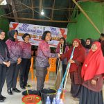 Kasi Humas Polres Tapsel, AKP Maria Marpaung, menyerahkan alat-alat kebersihan ke pihak MAN 1 Desa Janji Mauli saat memimpin Bhakti Sosial dan Religi dalam rangka menyemarakkan HUT Polwan ke-76