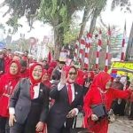 Wakil Ketua DPRD Kota Padangsidimpuan sementara, Hj Taty Ariyani Tambunan (pakai jas, jilbab, dan dasi merah) bersama anggota DPRD Kota Padangsidimpuan terpilih, Saripah Hanum Lubis (pakai jas, jilbab, dan dasi merah), saat diarak oleh ratusan masyarakat terdiri dari keluarga, kader, dan pendukung, usai pengambilan sumpah dan janji jabatan DPRD Kota Padangsidimpuan periode 2024-2029