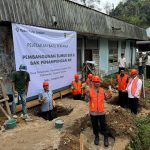 Kapolres Tapsel, AKBP Yasir Ahmadi, dan lainnya, saat peletakan batu pertama pembangunan sumur bor dan bak penampungan air bagi masyarakat Desa Pal XI