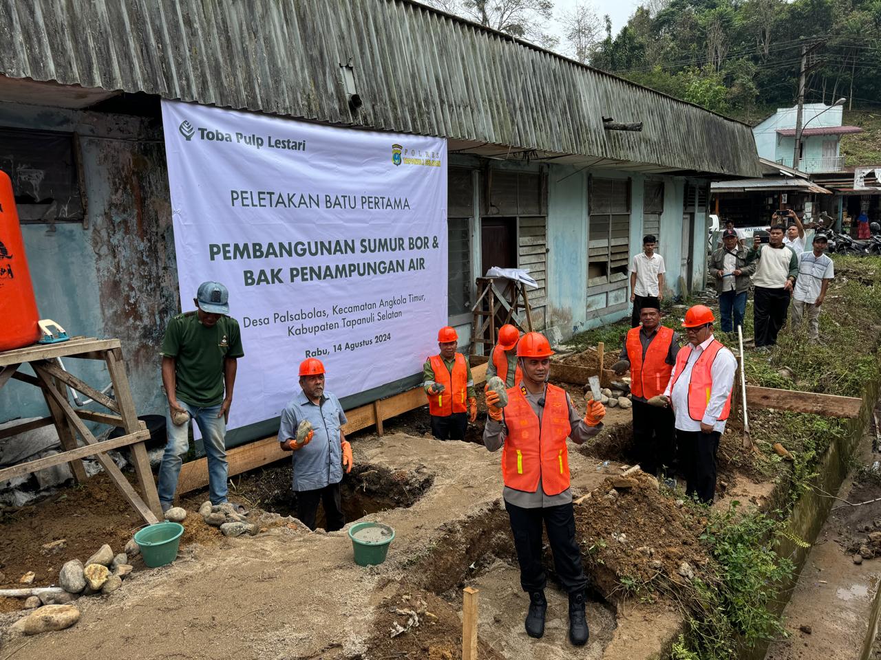 Kapolres Tapsel, AKBP Yasir Ahmadi, dan lainnya, saat peletakan batu pertama pembangunan sumur bor dan bak penampungan air bagi masyarakat Desa Pal XI