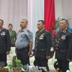 Kabag Log Polres Tapsel, Kompol Daulat MZ Harahap, bersama Kapolsek Padang Bolak, AKP Harun Manurung, dan unsur Forkopimda lainnya saat dengarkan pidato kenegaraan Presiden