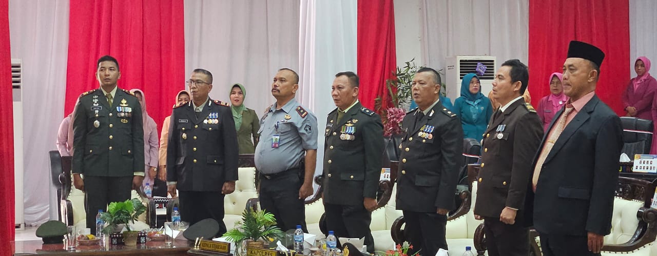 Kabag Log Polres Tapsel, Kompol Daulat MZ Harahap, bersama Kapolsek Padang Bolak, AKP Harun Manurung, dan unsur Forkopimda lainnya saat dengarkan pidato kenegaraan Presiden