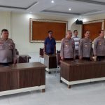 Kabag SDM, AKP Sumanto Naibaho, bersama para PJu, saat mendengarkan pidato kenegaraan Presiden RI secara daring dari Aula Mako Polres Tapsel