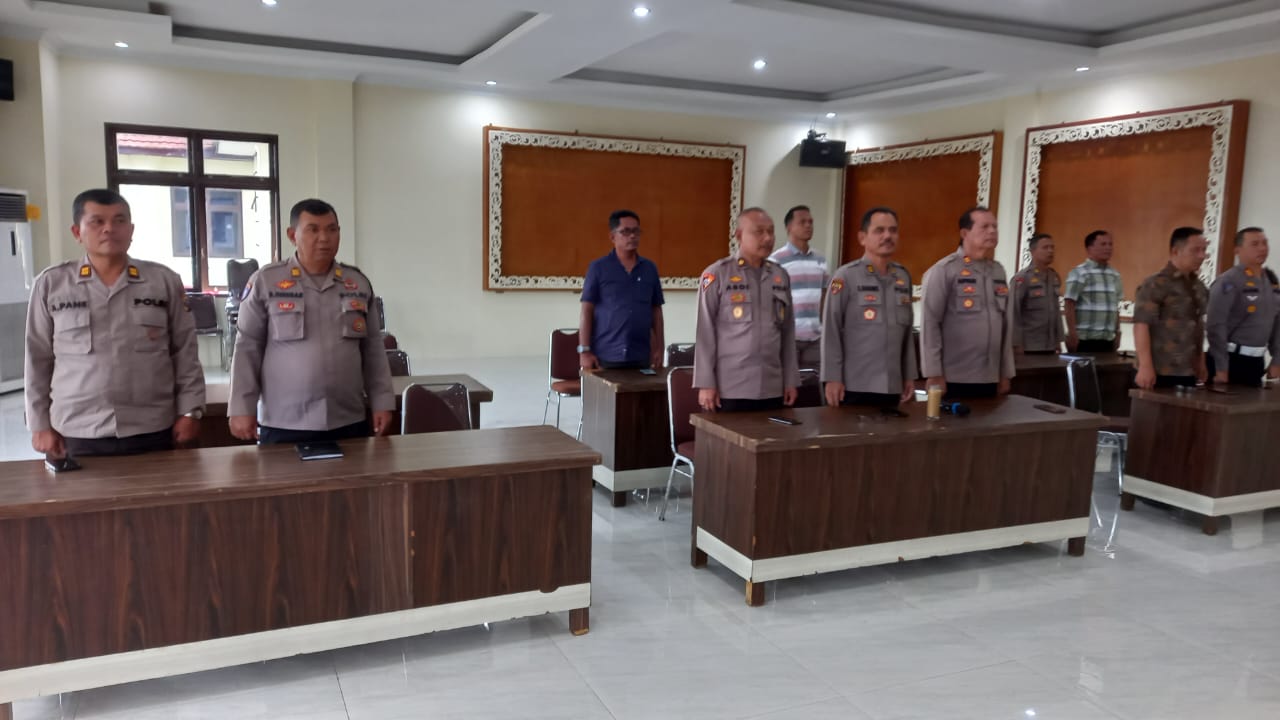 Kabag SDM, AKP Sumanto Naibaho, bersama para PJu, saat mendengarkan pidato kenegaraan Presiden RI secara daring dari Aula Mako Polres Tapsel