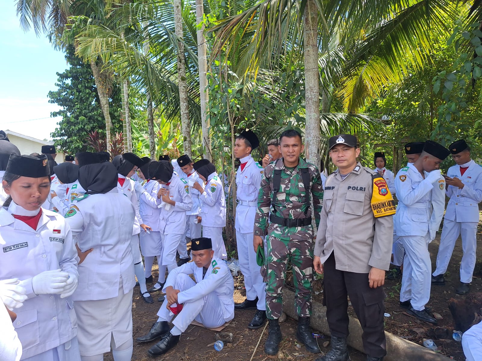 Bhabinkamtibmas Polsek Batang Toru, Brigpol Randa SP, dan Babinsa, saat mengikuti gladi kotor Upacara kenaikan bendera merah putih jelang Upacara HUT Kemerdekaan RI ke-79