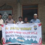 Bhabinkamtibmas Polsek SD Hole saat menggelar program Jumat Curhat di Masjid Al Ikhlas di Desa Sidapdap Simanosor