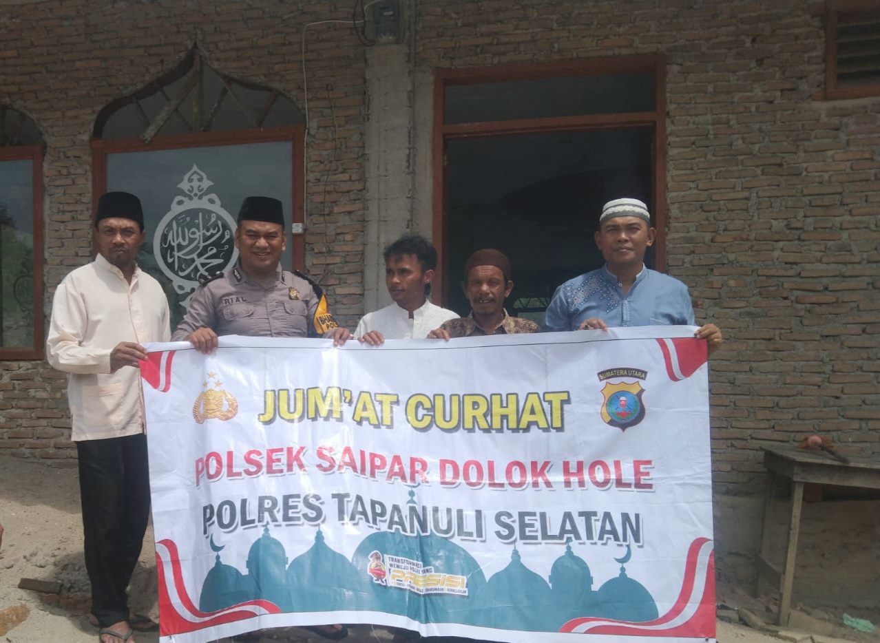 Bhabinkamtibmas Polsek SD Hole saat menggelar program Jumat Curhat di Masjid Al Ikhlas di Desa Sidapdap Simanosor