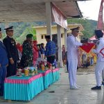Kapolsek SD Hole, Iptu M Samosir, saat mengikuti prosesi Upacara pengibaran bendera dalam rangka memperingati HUT Kemerdekaan RI ke-79