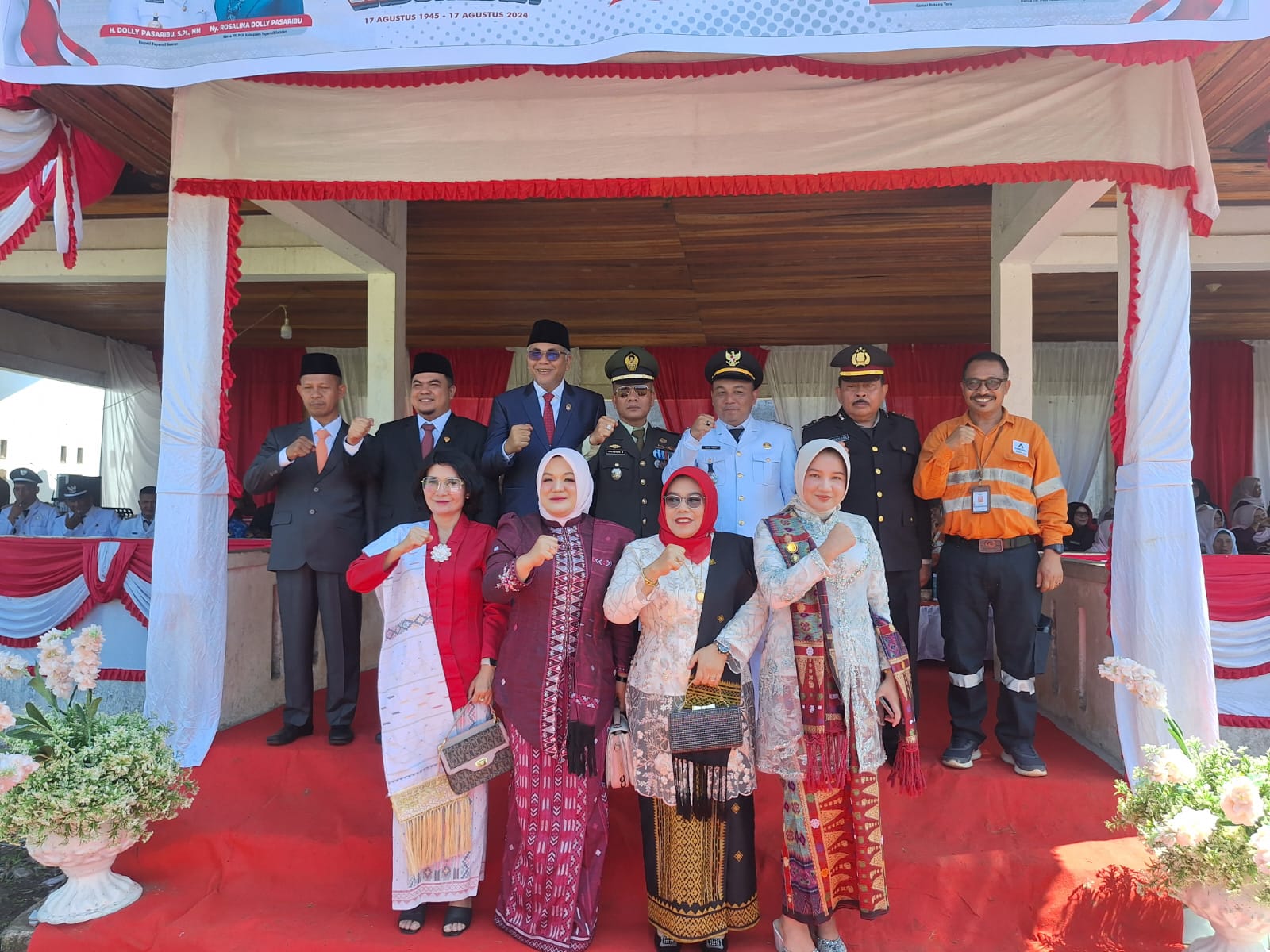 Kapolsek Batang Toru, Iptu RN Tarigan, bersama Camat Mara Tinggi Siregar, dan unsur Forkopimcam lainnya, berfoto bersama usai Upacara pengibaran bendera dalam rangka memperingati HUT Kemerdekaan RI ke-79