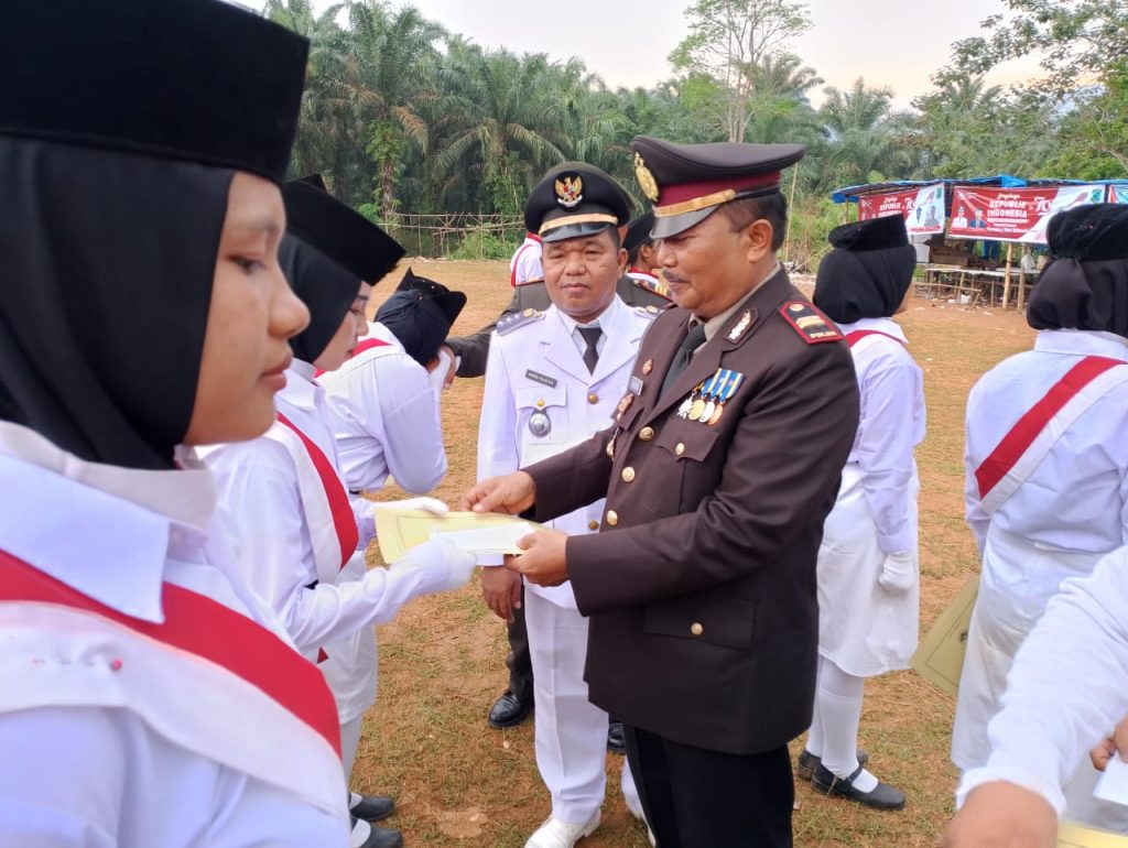 Kapolsek Dolok Hadiri Upacara Penurunan Bendera HUT RI ke-79
