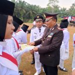 Kapolsek Dolok, Iptu Suhardi, menyerahkan sertifikat penghargaan ke Paskibra