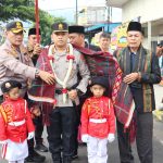AKBP Dudung Setyawan, bersama para Tokoh Adat tampak mengulosi, AKBP Wira Prayatna, saat tiba di Mapolres Padangsidimpuan