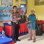 Kasium Polres Tapsel, Iptu Heri Sigiro, menyerahkan souvenir ke salah satu perwakilan masyarakat saat gerakan Kapolres Tapsel Jelajah Huta