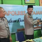 Kabag SDM Polres Tapsel, AKP Sumanto Naibaho, saat menyerahkan souvenir ke perwakilan masyarakat yang hadir dalam gerakan Kapolres Jelajah Huta