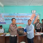 KBO Sat Lantas Polres Tapsel, Ipda Hary Agus Pohan, saat menyerahkan souvenir usai kegiatan gerakan Kapolres Jelajah Huta