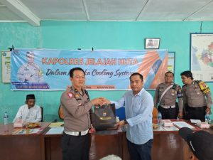 Kapolres Tapsel Jelajah Huta, Sat Lantas Ingatkan Pentingnya Helm