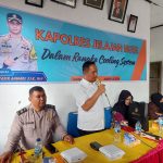 Kasat Resnarkoba Polres Tapsel, AKP Salomo Sagala, bersama KBO Sat Binmas, Iptu Bangun Siregar, saat menyampaikan gelegar semangat jihad melawan narkoba di sela gerakan Kapolres Jelajah Huta