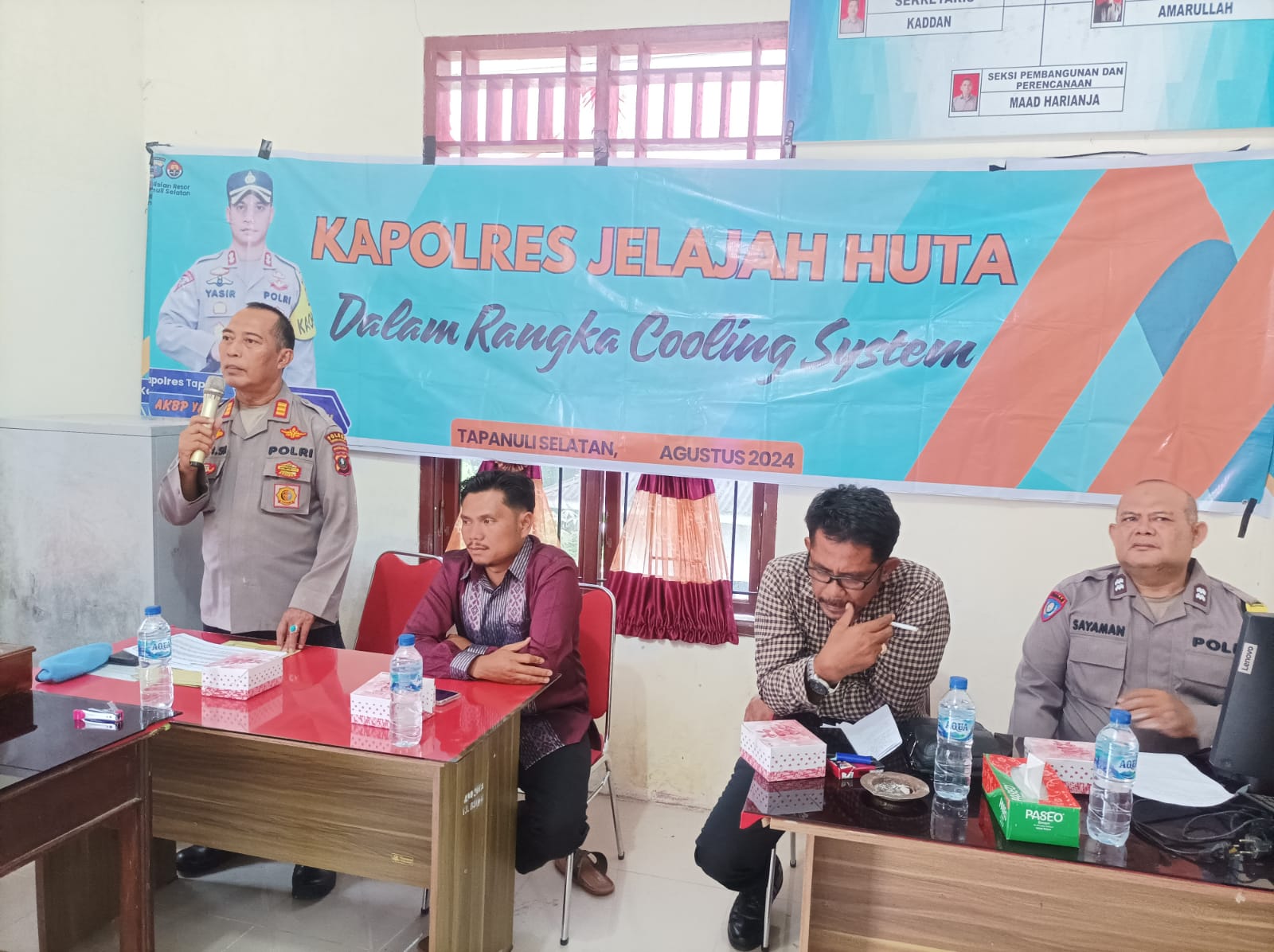 Kasi Propam Polres Tapsel, AKP R Trihardjanto, saat beri arahan ke masyarakat di sela gerakan Kapolres Jelajah Huta