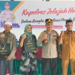 Kabag Log Polres Tapsel, Kompol Daulat MZ Harahap, bersama KBO Sat Reskrim, Iptu Aswin Manurung, beserta perangkat Desa Ulumamis, dan masyarakat, berfoto bersama di sela gerakan Kapolres Tapsel Jelajah Huta