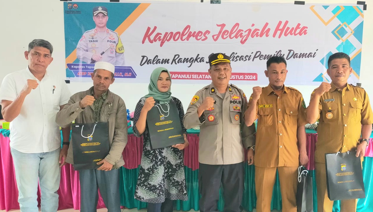 Kabag Log Polres Tapsel, Kompol Daulat MZ Harahap, bersama KBO Sat Reskrim, Iptu Aswin Manurung, beserta perangkat Desa Ulumamis, dan masyarakat, berfoto bersama di sela gerakan Kapolres Tapsel Jelajah Huta