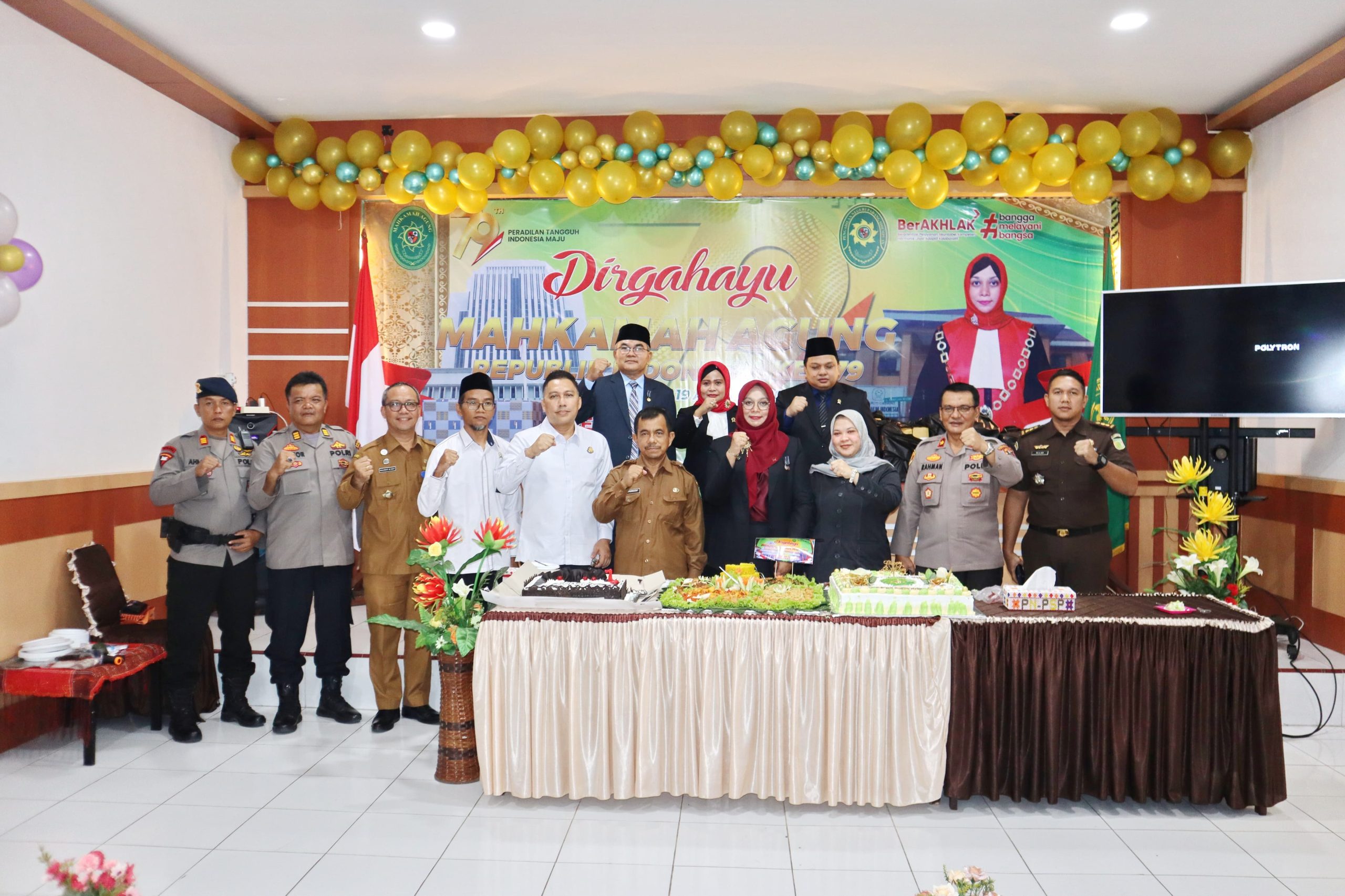Kasikum Polres Tapsel, AKP Victor Sihombing, dan berbagai unsur Forkopimda lainnya, saat menghadiri HUT Mahkamah Agung RI ke-79 di Aula PN Kota Padangsidimpuan