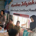 Kasi Humas Polres Tapsel, AKP Maria Marpaung, saat memberi paparan ke masyarakat terkait pencegahan KDRT di sela gerakan Kapolres Jelajah Huta