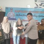 Kanit I Pidum Sat Reskrim Polres Tapsel, Ipda Maraden Hutabarat, saat menyerahkan souvenir di sela gerakan Kapolres Jelajah Huta