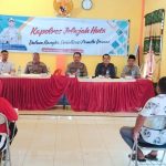 Kabag SDM Polres Tapsel, AKP Sumanto Naibaho, didampingi Paur Subbag Bekpal, Ipda Toto Masrianto, saat memberi arahan ke masyarakat dalam gerakan Kapolres Jelajah Huta