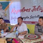 KBO Sat Resnarkoba Polres Tapsel, Ipda TP Saragih, saat menyampaikan arahannya kepada masyarakat di sela gerakan Kapolres Jelajah Huta