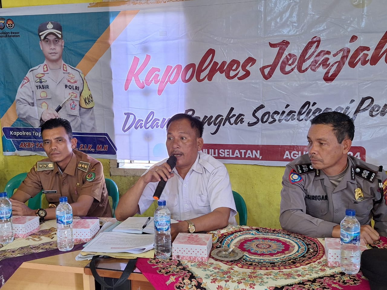 KBO Sat Resnarkoba Polres Tapsel, Ipda TP Saragih, saat menyampaikan arahannya kepada masyarakat di sela gerakan Kapolres Jelajah Huta