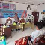 Kasat Resnarkoba Polres Tapsel, AKP Salomo Sagala, memberi arahan ke masyarakat di sela gerakan Kapolres Jelajah Huta