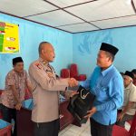 Kabag Ops Polres Tapsel, Kompol Abdi Abdillah, saat menyerahkan souvenir ke perwakilan masyarakat di sela gerakan Kapolres Jelajah Huta