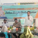 Kanit Tipikor Sat Reskrim Polres Tapsel, Ipda Sahad Mahardian Harahap, bersama Kasikum, AKP Victor Simanjuntak, saat memberi arahan ke masyarakat di sela gerakan Kapolres Jelajah Huta