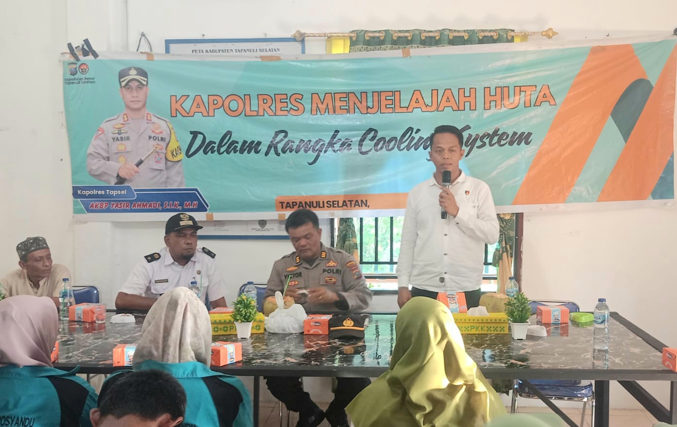 Kanit Tipikor Sat Reskrim Polres Tapsel, Ipda Sahad Mahardian Harahap, bersama Kasikum, AKP Victor Simanjuntak, saat memberi arahan ke masyarakat di sela gerakan Kapolres Jelajah Huta
