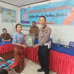 Kasat Lantas Polres Tapsel, AKP Danil Saragih, saat menyerahkan souvenir sebagai tanda untuk jadi pelopor tertib berlalulintas ke perwakilan masyarakat di sela gerakan Kapolres Jelajah Huta