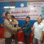 Kasiwas Polres Tapsel, AKP Ismaya, didampingi Kanit I Sat Intelkam, Iptu Titus Dwioko, saat menyerahkan souvenir ke masyarakat di sela gerakan Kapolres Jelajah Huta