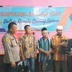 KBO Sat Reskrim Polres Tapsel, Iptu Aswin Manurung, bersama Kabag Log, Kompol Daulat MZ Harahap, saat menyerahkan souvenir ke perwakilan masyarakat di sela gerakan Kapolres Jelajah Huta