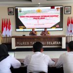 Kabag Ops Polres Tapsel, Kompol Abdi Abdillah, bersama Kaposko Ops Mantap Praja Toba 2024, Ipda Edy Sofyan Nasution, saat memimpin Anev