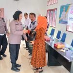 Kasi Humas Polres Tapsel, AKP Maria Marpaung, bersama KBO Sat Lantas, Ipda Hary Agus Pohan, saat menyerahkan souvenir ke perwakilan masyarakat di sela gerakan Kapolres Jelajah Huta