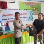Kasiwas Polres Tapsel, AKP Ismaya, saat serahkan souvenir ke salah satu perwakilan masyarakat di sela gerakan Kapolres Jelajah Huta