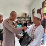 Kabag Ops Polres Tapsel, Kompol Abdi Abdillah, saat menyerahkan souvenir ke perwakilan masyarakat di sela gerakan Kapolres Jelajah Huta